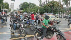 Entregadores e motociclistas por aplicativo protestam no Recife