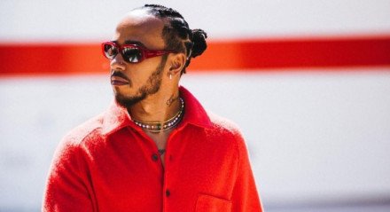 Hamilton enfrenta dificuldades de adaptação e é comparado a Sainz na Ferrari