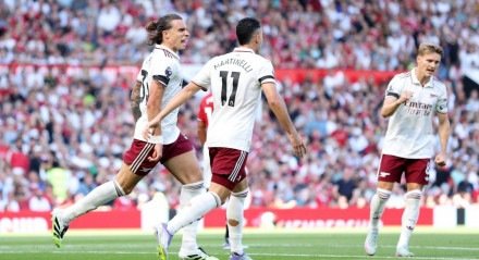 Arsenal dá chapéu no Tottenham e encaminha acerto com meia