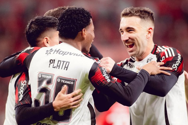 Jogadores do Flamengo celebram gol contra o Internacional