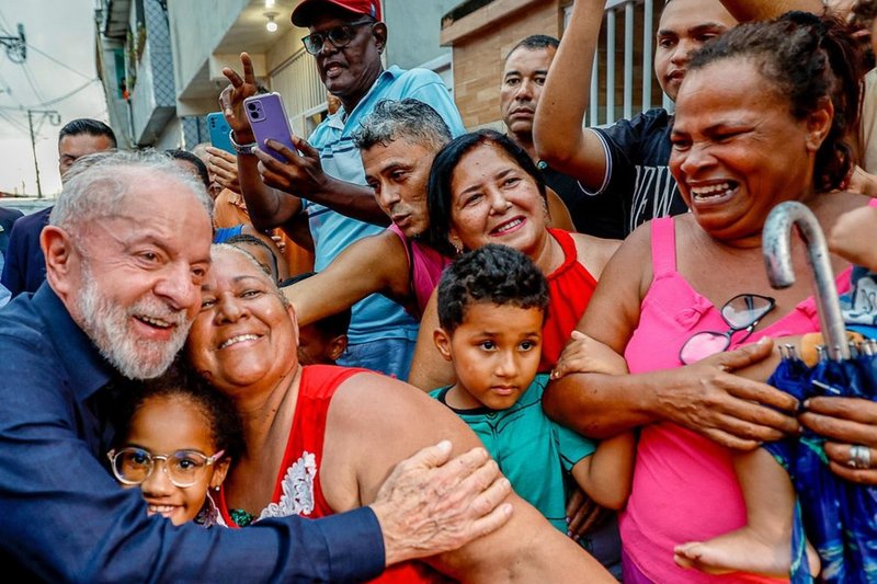 Presidente Lula melhora sua avaliação junto aos brasileiros e quanto ao seu governo.