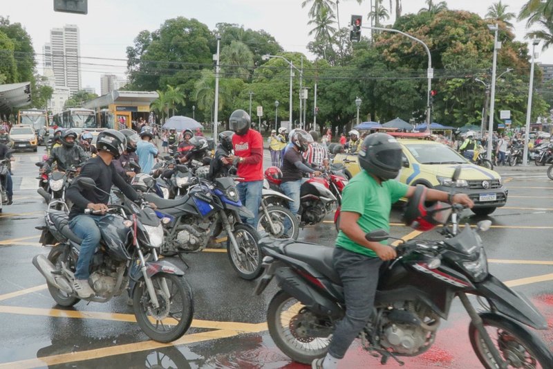 Entregadores e motociclistas por aplicativo protestam no Recife