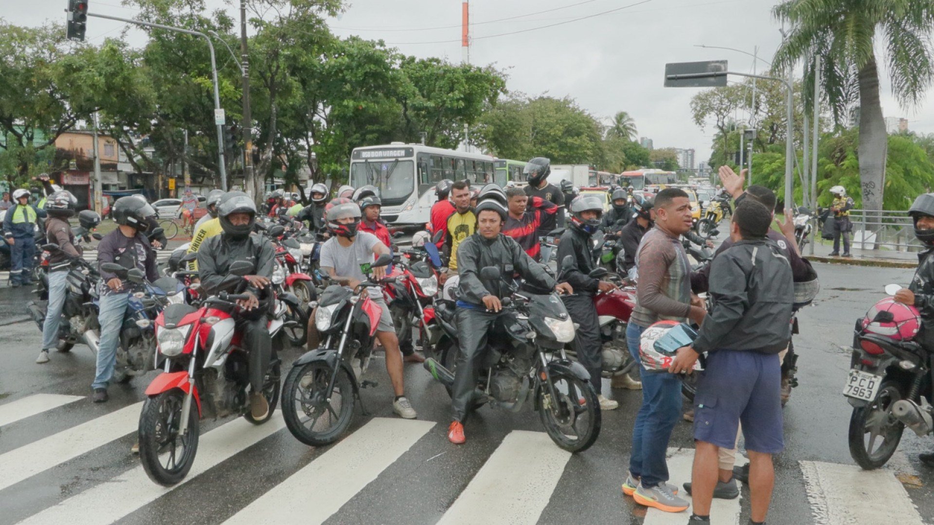 Protesto de entregadores no Recife foi pacífico e cobrou segurança: "poder público faz a gente de chacota"