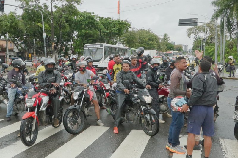 Entregadores e motociclistas por aplicativo protestam no Recife