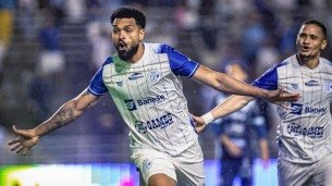 Thiago Santos em comemoração do gol histórico para o Confiança pela Copa do Nordeste 2025