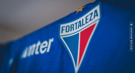 Torcedores do Laion levaram faixas para o aeroporto com escritas 