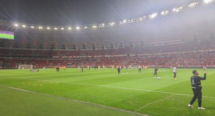 Devido a festa organizada pelo Beira-Rio na entrada dos clubes, a partida atrasou por quase 20 minutos