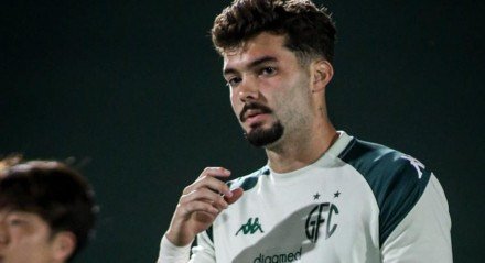 Atacante que retornou ao país após experiências na Europa, recebe sondagens de clubes portugueses e analisa nova oportunidade no exterior