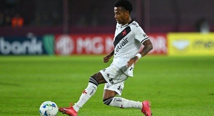 Na saída do gramado, Tchê Tchê reclamou da arbitragem e também da postura do adversário