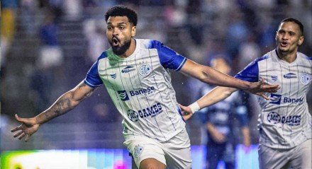 Thiago Santos em comemoração do gol histórico para o Confiança pela Copa do Nordeste 2025