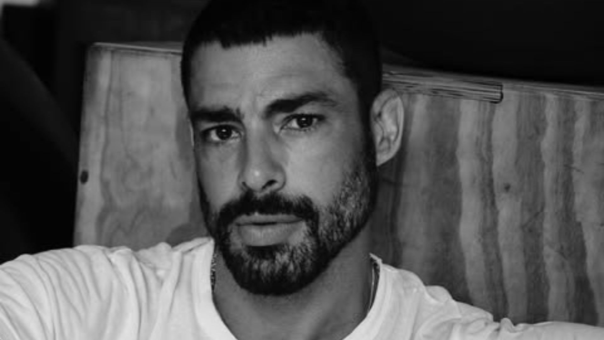 Cauã Reymond fala sobre timidez e diz não se ver como galã