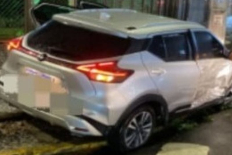 Veículo roubado na Zona Sul do Recife sofre colisão pouco tempo depois