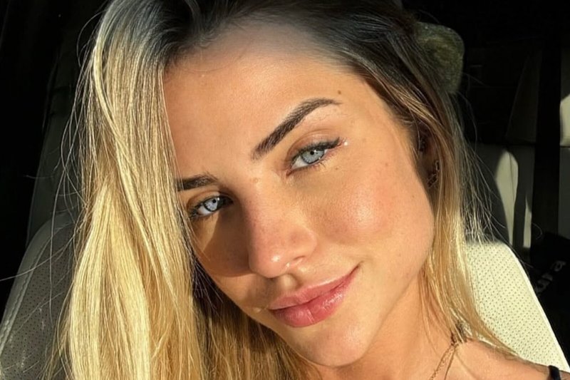 Gabi Martins aposta em vestido com fenda ousada e deixa marquinha à mostra