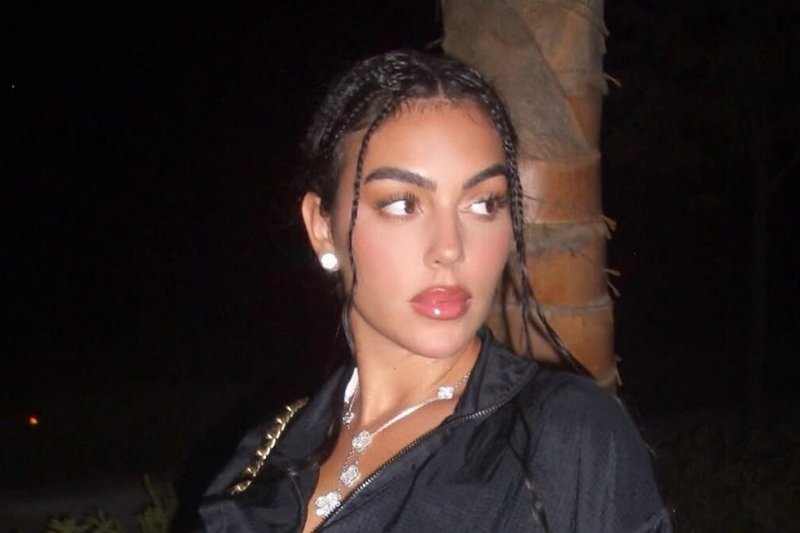 Georgina Rodríguez, noiva de Cristiano Ronaldo, posa de biquíni vermelho e incendeia o clima com sua beleza e boa forma