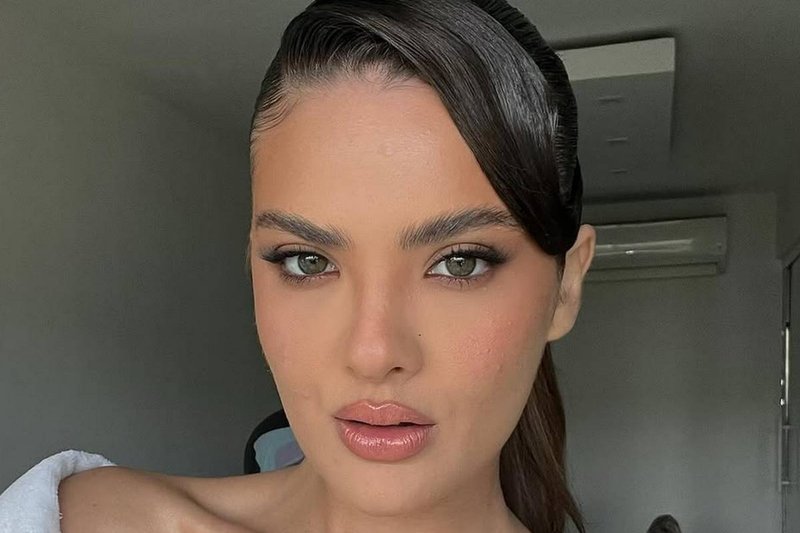 Lívia Inhudes, ex-atriz de ‘Chiquititas’, posa de topless e sensualiza na web