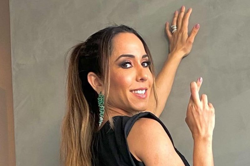 Mulher Melão joga o bumbum para o alto em foto pelada e provoca: “Quer mais?”
