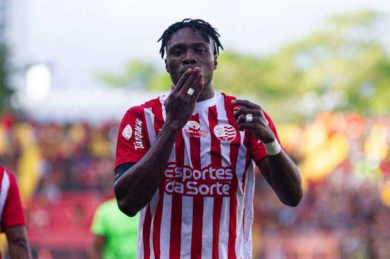 Otusanya celebra gol pelo Náutico contra o Sport