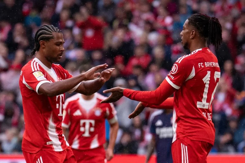 Gnabry e Olise, jogadores do Bayern, comemoram gol