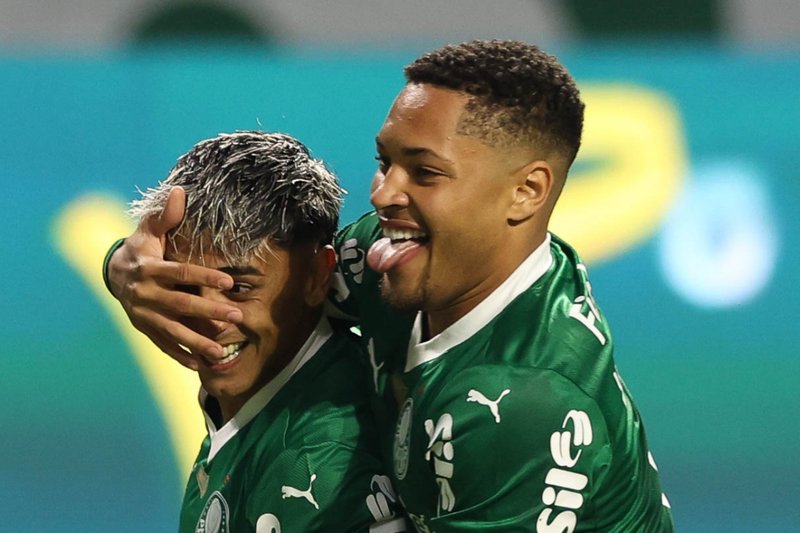 Facundo Torres e Vitor Roque celebram gol do Palmeiras