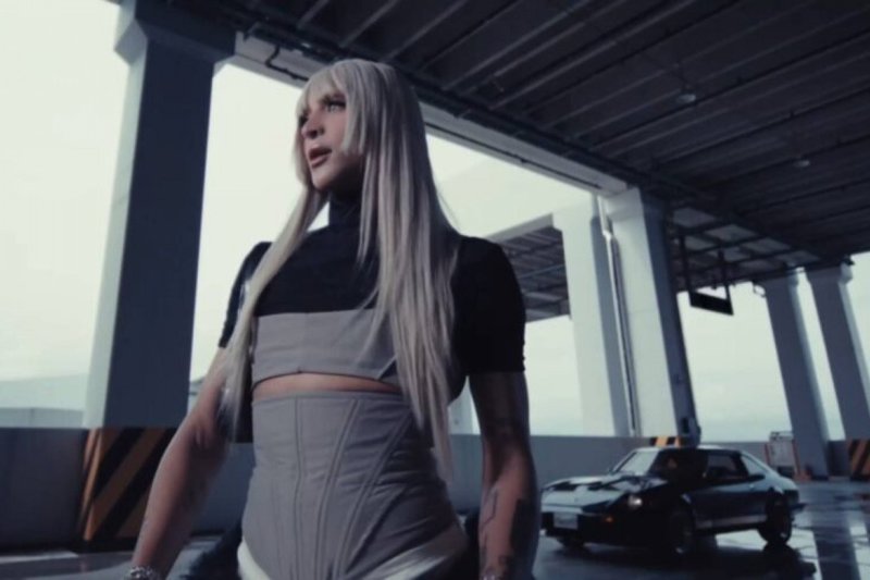 Pabllo Vittar no clipe de "Mexe"