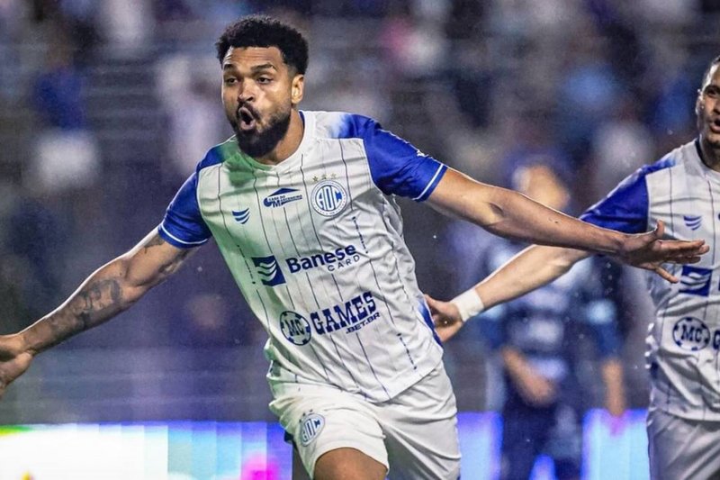 Thiago Santos em comemoração do gol histórico para o Confiança pela Copa do Nordeste 2025