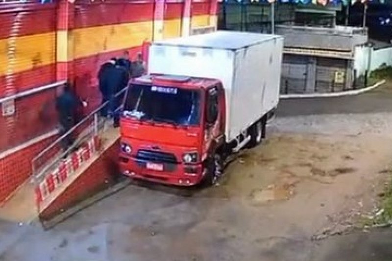 Trio é preso após assalto armado em supermercado de Camaragibe: Recapitulação do crime e evidências encontradas