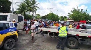 Comerciante se amarra à própria van em protesto contra remoção no Mercadão da Cidade: Como Este Evento Revela a Luta dos Trabalhadores Autônomos
