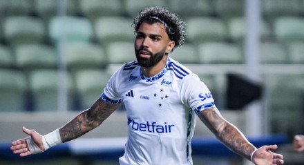 Gabigol publicou, nesta quinta-feira (21), um vídeo que mostra três belos gols marcados pelo atacante durante treino na Toca da Raposa. Mesmo sem minutos entre a equipe titular, o jogador está feliz no clube, segundo o vice-presidente do Cabuloso.