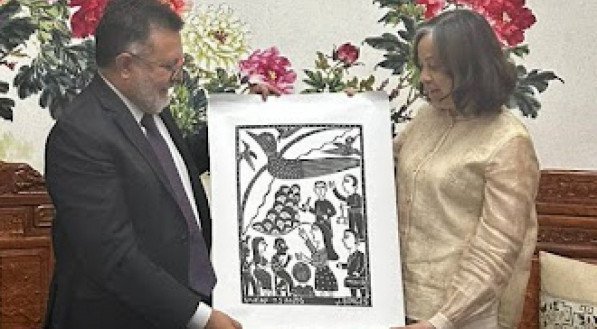 O reitor da Unicap, padre Pedro Rubens, presenteia a cônsul geral da China no Recife, Lan Heping, com uma xilogravura de J Borges