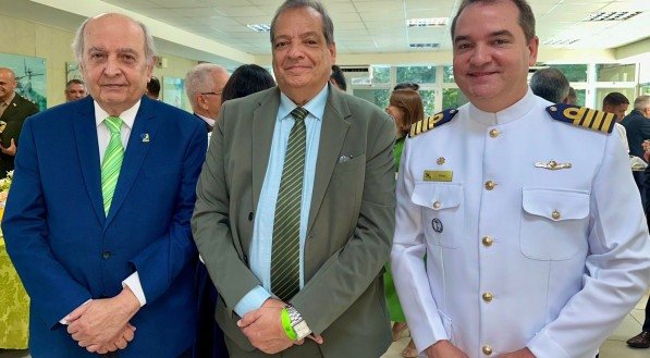 Os desembargadores Cândido Saraiva e Humberto Vasconcelos e o comandante Carlos Frederico Tojal, capitão dos Porto de Pernambuco, em evento ontem no Comando Militar do Nordeste