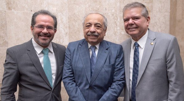 O presidente do TCE Valdecir Pascoal, o ministro do STJ Og Marques Fernandes e o presidente do TJPE Ricardo Paes Barreto, em encontro jurídico