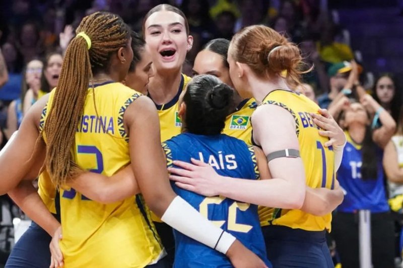 Jogadoras da Seleção Brasileira de vôlei abraçadas