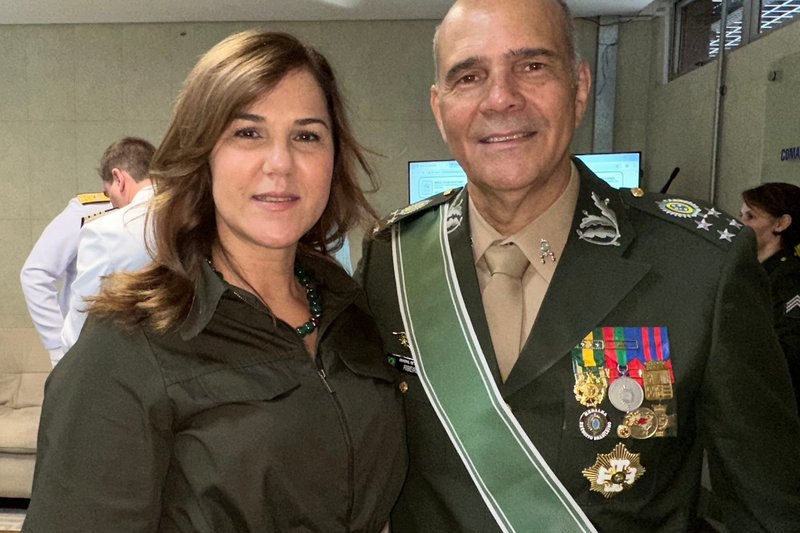 Marciane e o general Maurílio Ribeiro, na comemoração do Dia do Soldado, no Comando Militar do Nordeste