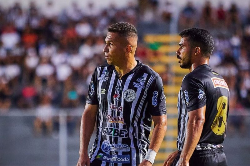 Jogadores do Asa concentrados para cobrança de falta
