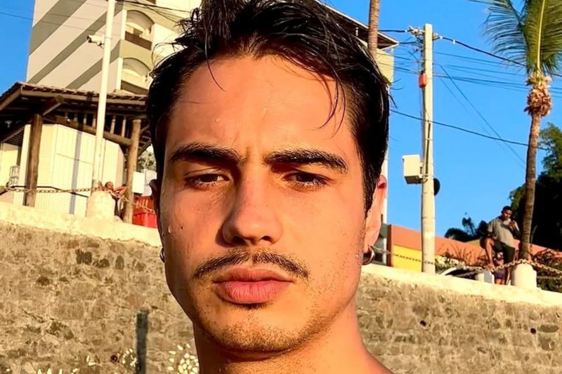 Danilo Mesquita, apontado como affair de Bruna Marquezine, exibe volumão na sunga