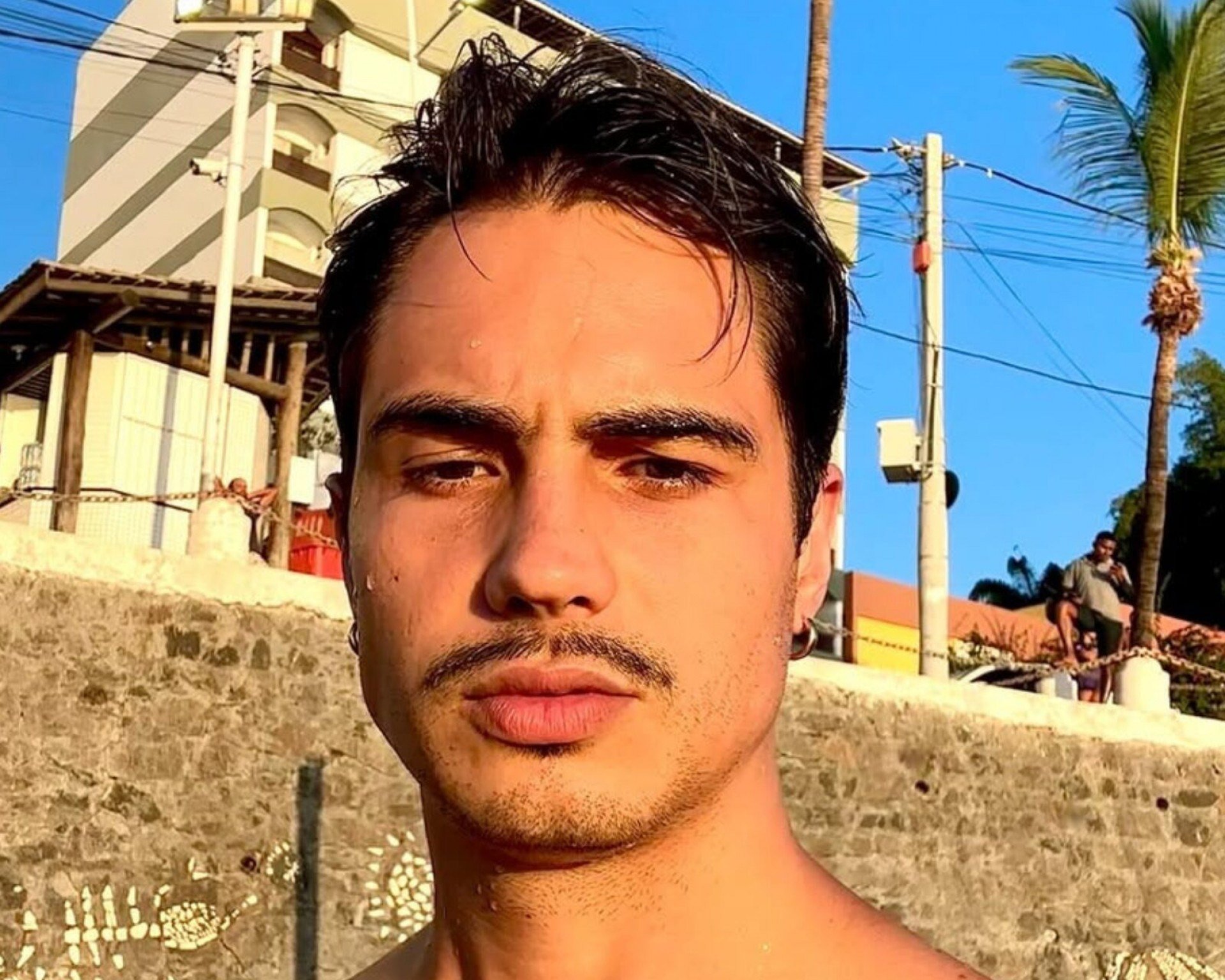 Danilo Mesquita, apontado como affair de Bruna Marquezine, exibe volumão na sunga