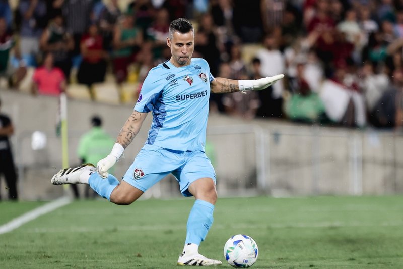Fábio cobra tiro de meta em jogo do Fluminense