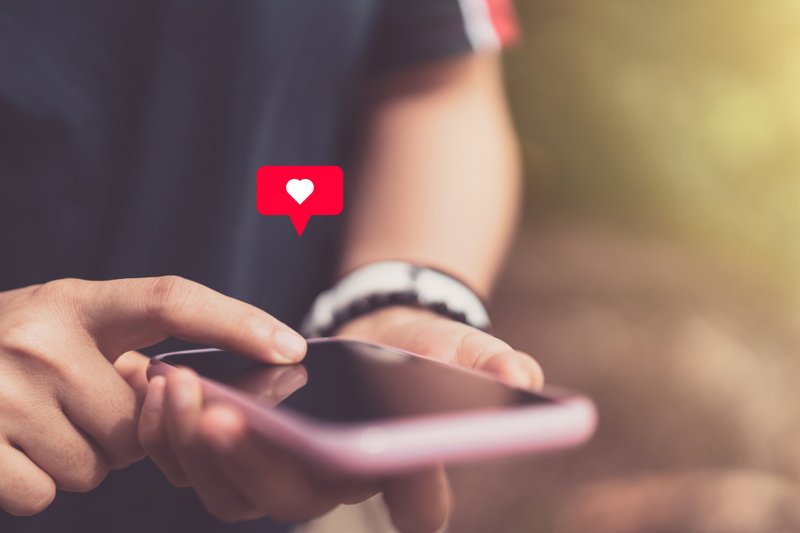 Imagem ilustrativa de uma pessoa mexendo no celular! 