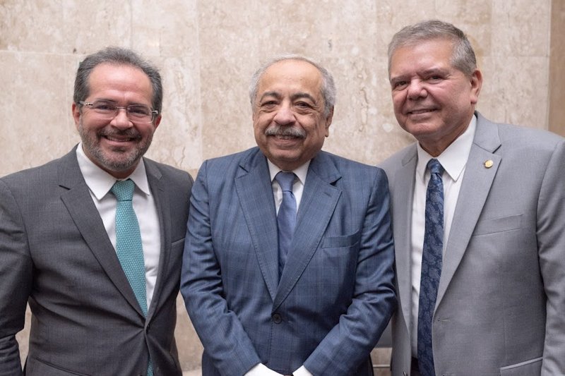 O presidente do TCE Valdecir Pascoal, o ministro do STJ Og Marques Fernandes e o presidente do TJPE Ricardo Paes Barreto, em encontro jurídico