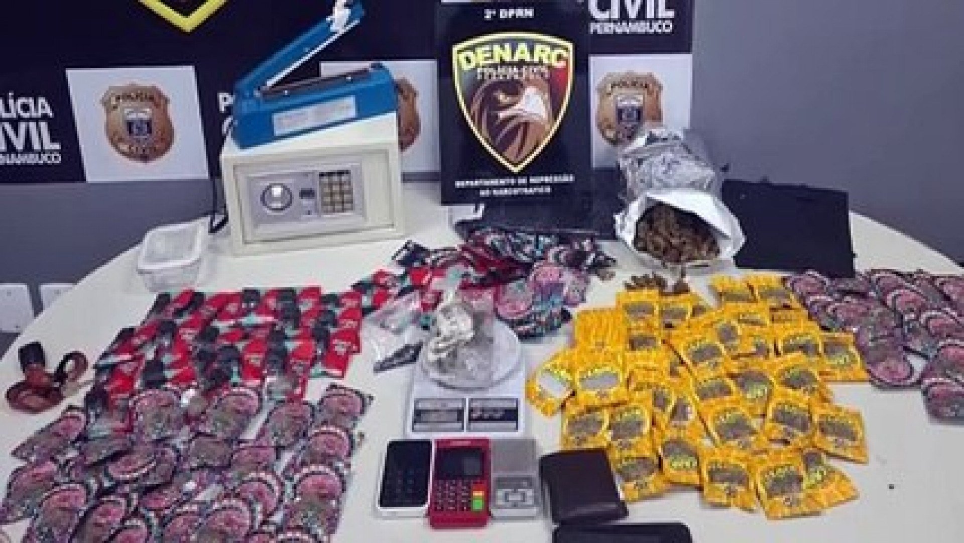 Homem é preso na Zona Sul com drogas e leva polícia a depósito utilizado para tráfico