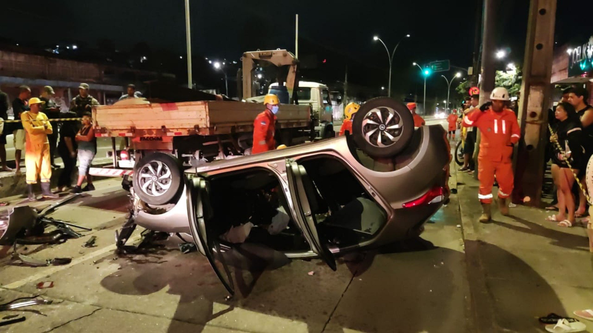 Mortes no trânsito: Violenta colisão deixa um morto e três feridos graves na Avenida Norte, no Recife