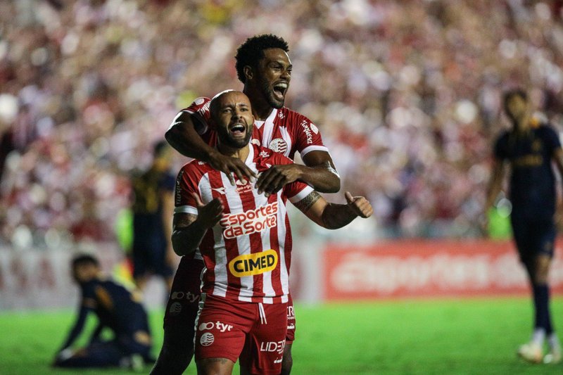 Patrick Allan e Bruno Mezenga em comemoração de gol pelo Náutico