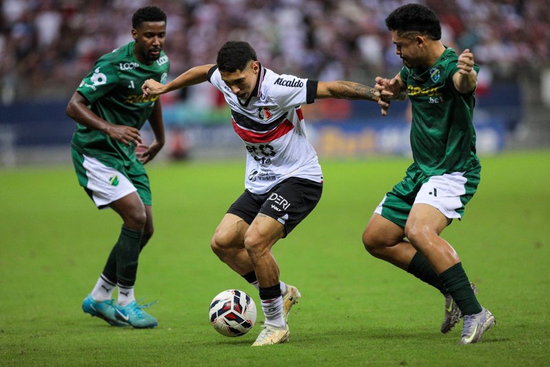 Lance do primeiro jogo entre Santa Cruz x Altos pelas oitavas de final da Série D