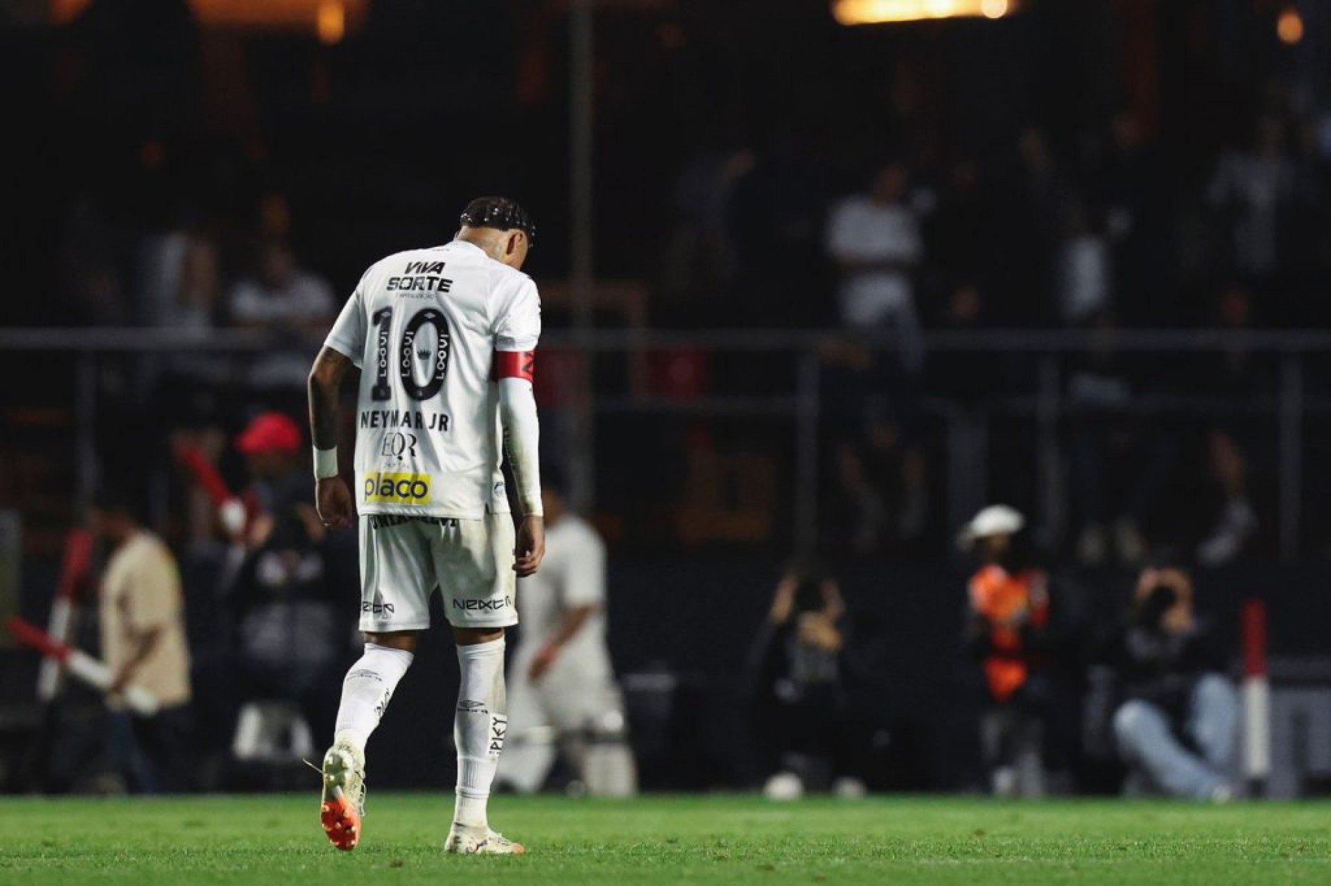Neymar tem edema na coxa e vira dúvida para convocação da Seleção Brasileira