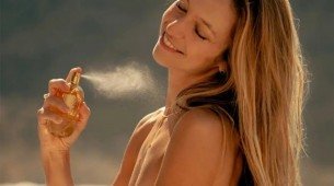 Imagem de mulher aplicando um perfume