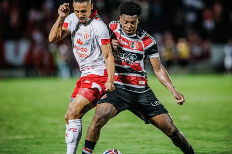 Wagner Balotelli, do Santa Cruz, disputa bola com jogador do América-RN