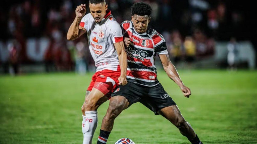 Lance de jogo entre Santa Cruz e América-RN na primeira fase da Série D 2025