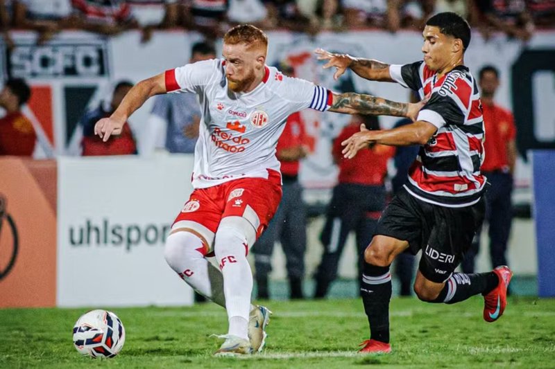 Souza, do América-RN, e Thiaguinho, do Santa Cruz, em disputa de bola 