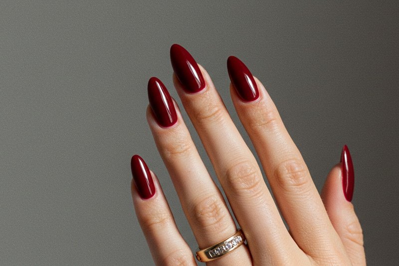 Imagem de unhas vermelho cereja elegantes 