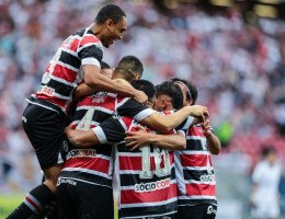 Imagem dos jogadores do Santa Cruz na Arena de Pernambuco